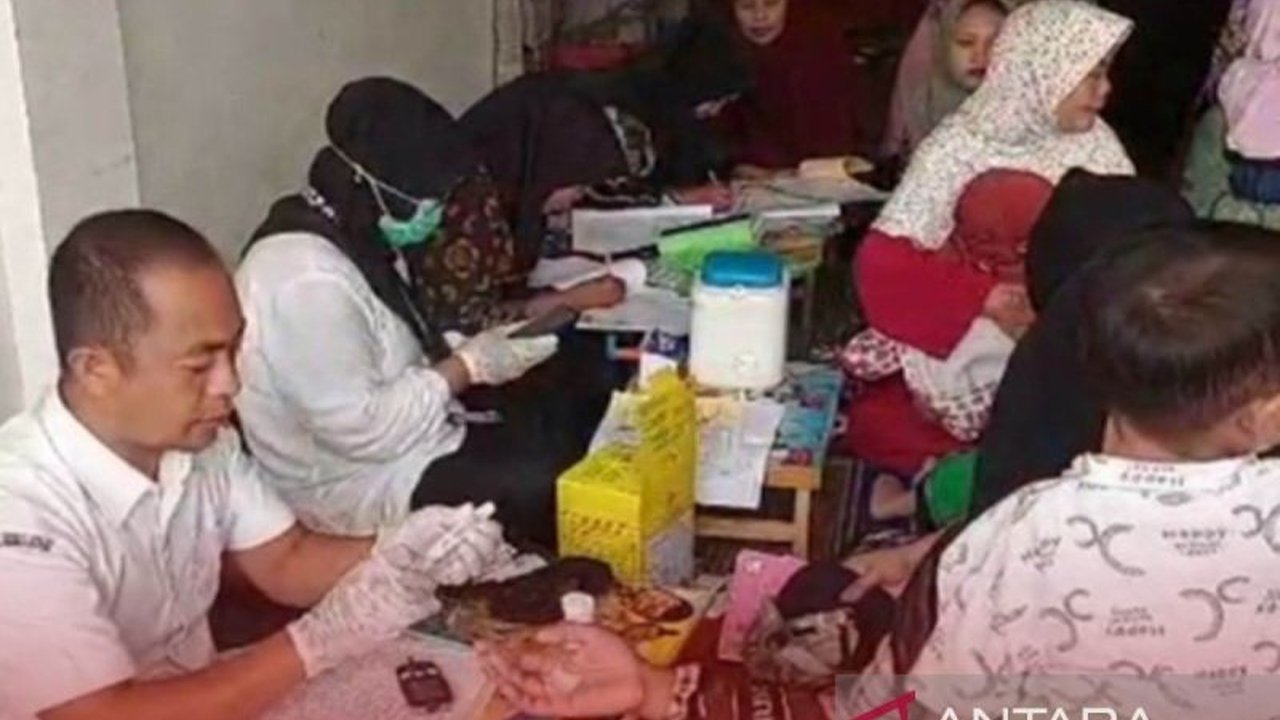 Kabupaten Sumenep berstatus KLB campak. Sebanyak 78.569 anak menjadi sasaran program Vaksin Campak Sumenep massal. Simak detail jadwal dan lokasi pelaksanaannya!