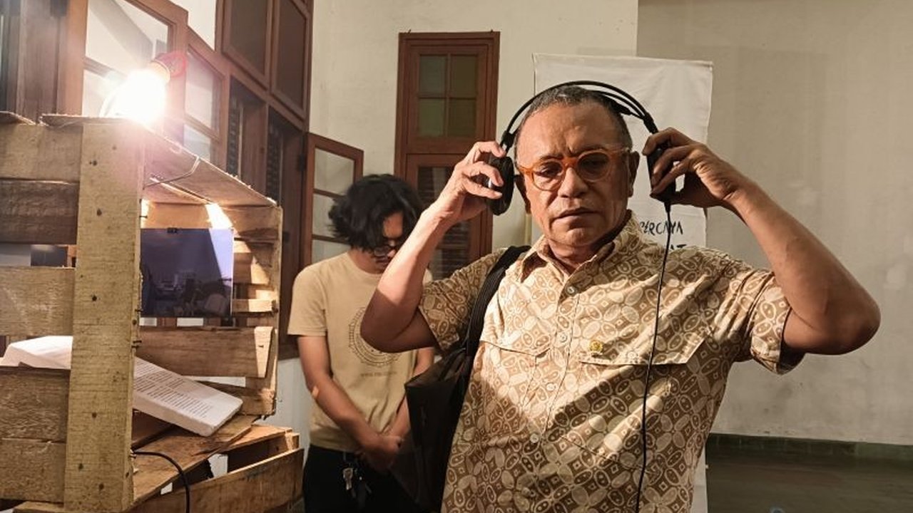 Anggota DPR RI Samuel Wattimena mengajak pemerintah daerah untuk lebih membuka diri dan menyediakan ruang bagi seniman muda. Pameran seni bunyi unik di Semarang menjadi bukti potensi mereka.