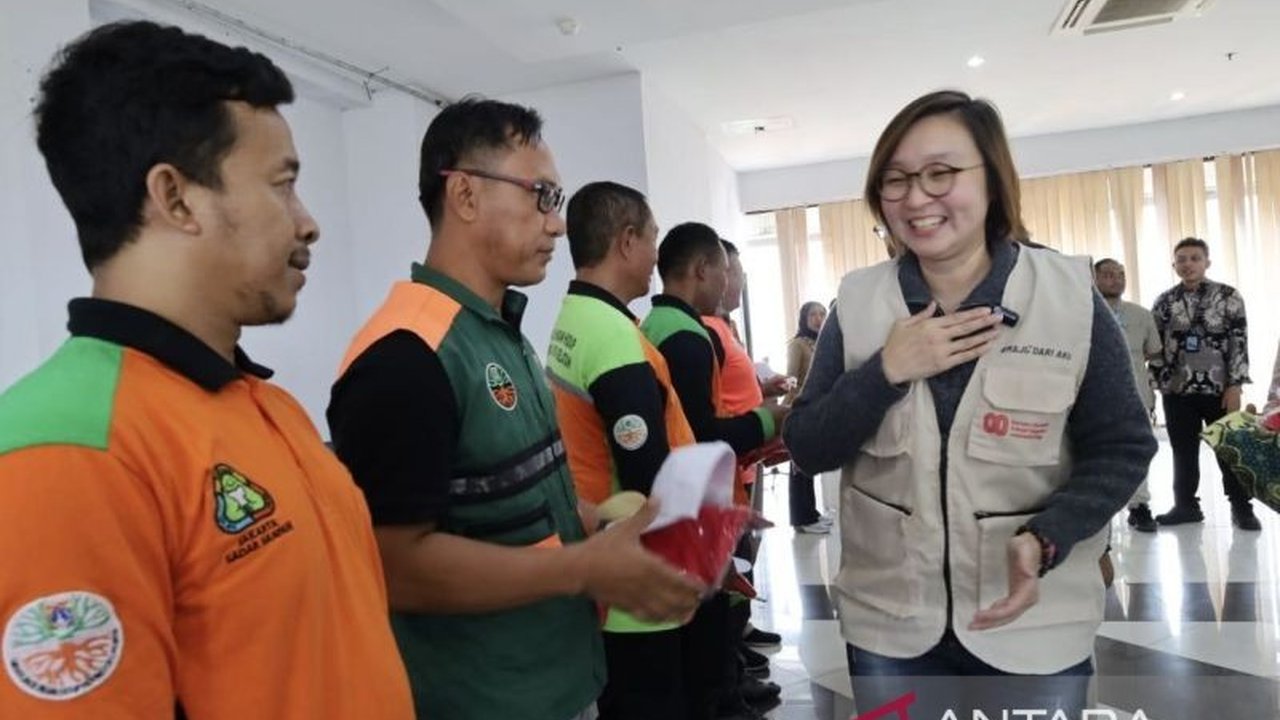 Wamen Ekraf Irene Umar menyoroti peran krusial Pasukan Orange dalam menjaga kebersihan Jakarta selama perayaan HUT RI ke-80. Simak mengapa dedikasi mereka sering luput dari perhatian publik!