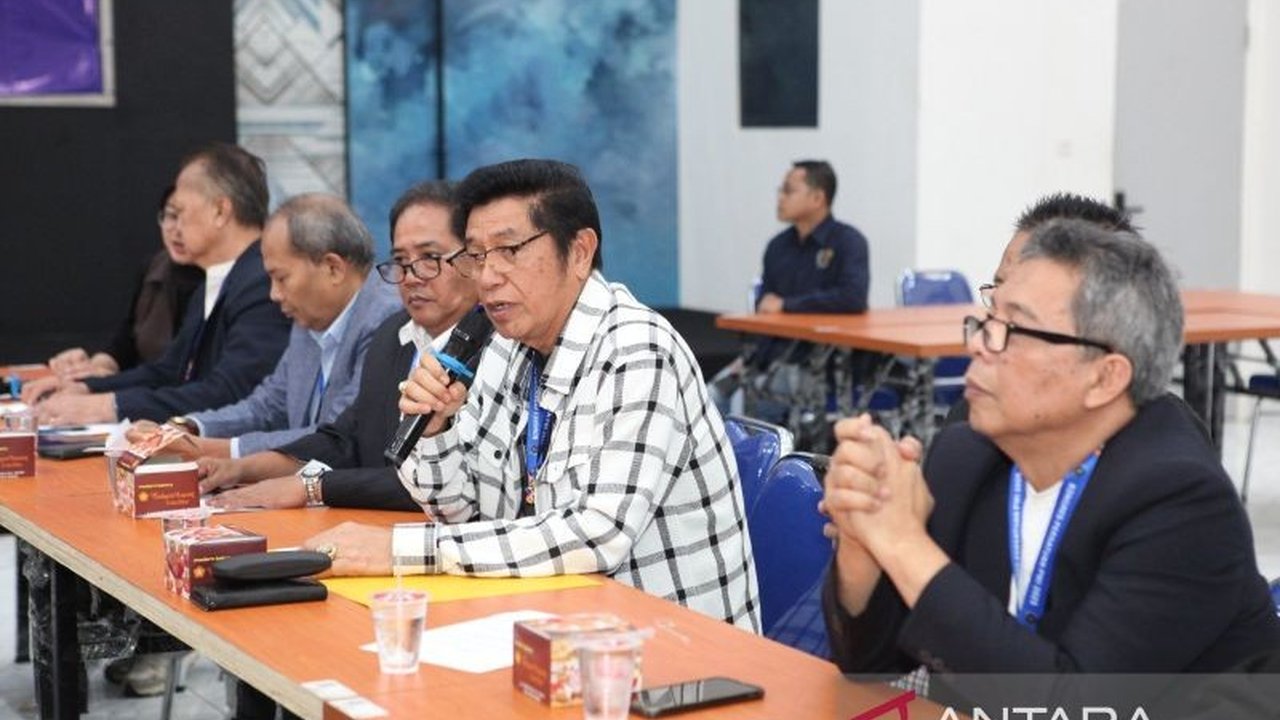 Tim verifikasi Kongres PWI 2025 membuat keputusan tegas menolak berkas dukungan bakal calon dalam format PDF. Cari tahu mengapa aturan ini diberlakukan dan batas waktu pengumpulan dokumen resminya.