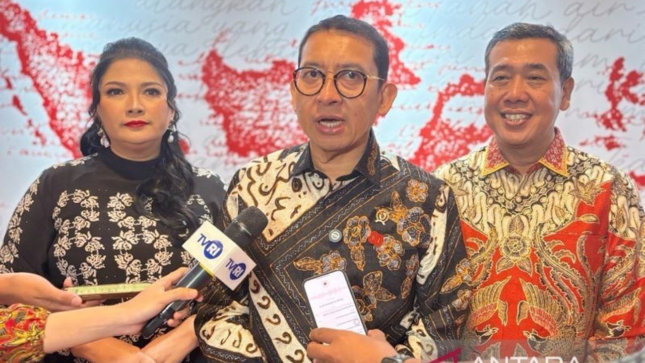 Mantan Menteri Kebudayaan Fadli Zon kembali membacakan puisi 'Untukmu Bung Tomo' yang ia ciptakan puluhan tahun lalu. Simak kisah di balik karya dan makna mendalamnya.