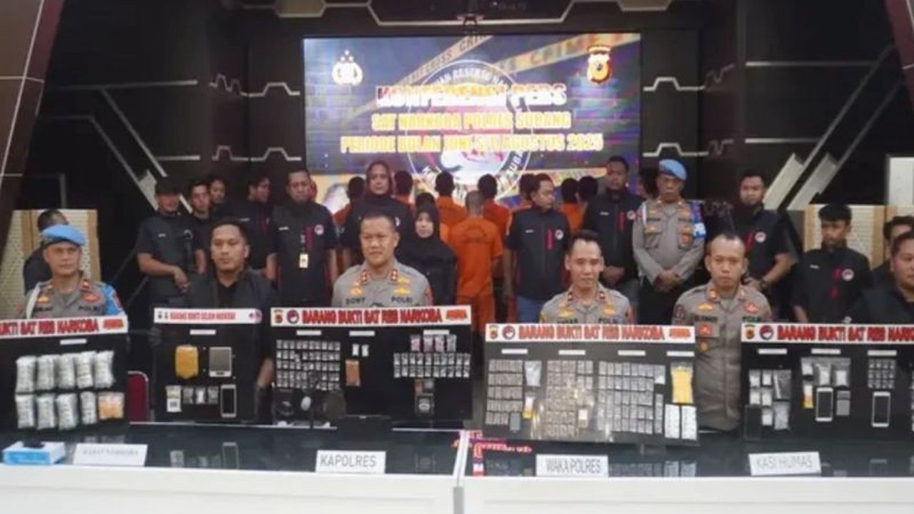 Polres Subang berhasil mengungkap 20 kasus penyalahgunaan narkoba dan menangkap 23 tersangka, termasuk mahasiswa dan PNS, dalam upaya Pemberantasan Narkoba Subang. Simak detail pengungkapan besar ini!