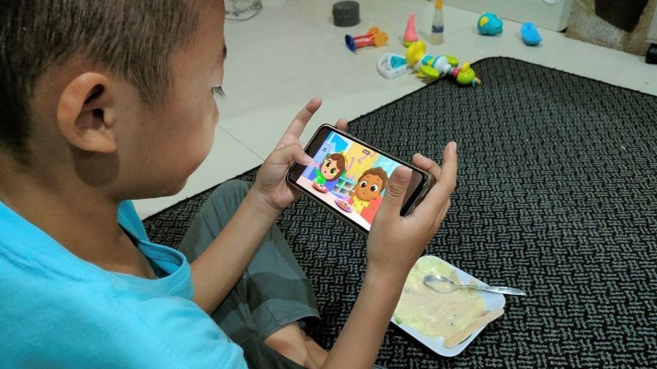 Fenomena peningkatan kasus Retardasi Bicara pada anak di Indonesia menjadi perhatian serius. Paparan gadget berlebihan disebut sebagai pemicu utama, mengancam masa depan generasi.
