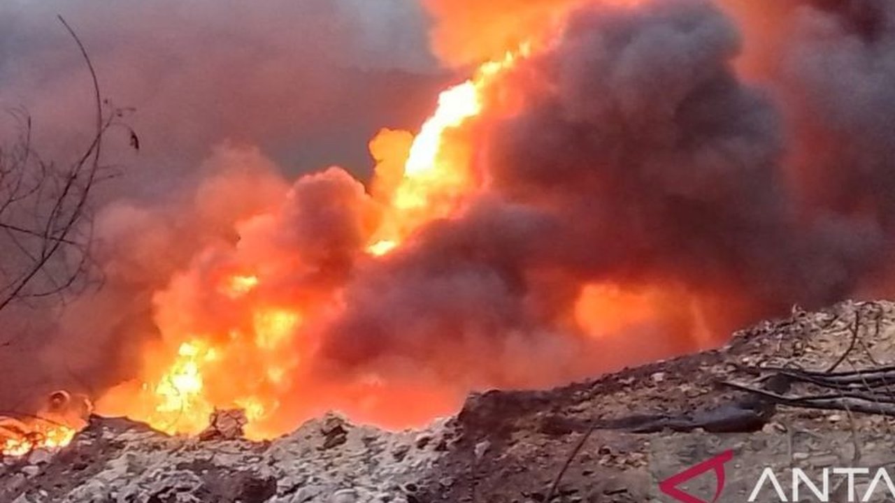 Jumlah korban tewas akibat Kebakaran Sumur Minyak Blora yang ilegal di Dukuh Gendono bertambah menjadi empat orang, sementara api masih belum padam dan ratusan warga mengungsi. Bagaimana nasib balita korban?