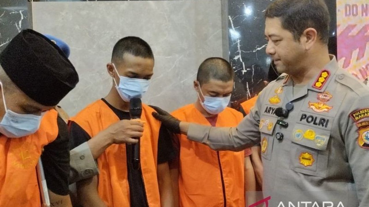Polisi Makassar berhasil membekuk sepasang kekasih kurir narkoba jaringan internasional. Temukan bagaimana modus operandi mereka dan berapa banyak jiwa yang terselamatkan dari peredaran barang haram ini.