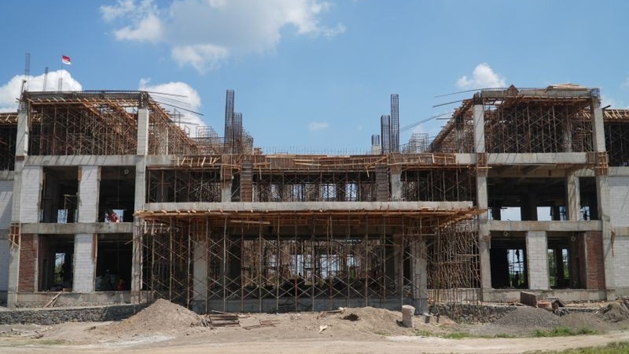 Pembangunan Kantor Wali Kota Mataram di Jalan Gajahmada telah mencapai 45 persen, melampaui target awal. Proyek senilai Rp58 miliar ini menunjukkan progres signifikan.