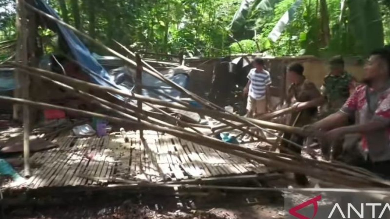 Bupati Purwakarta Saepul Bahri Binzein mengambil tindakan nyata perbaiki rumah terpal milik Ujang dan Juwita, mengubah gubuk tak layak menjadi hunian permanen demi martabat warga.