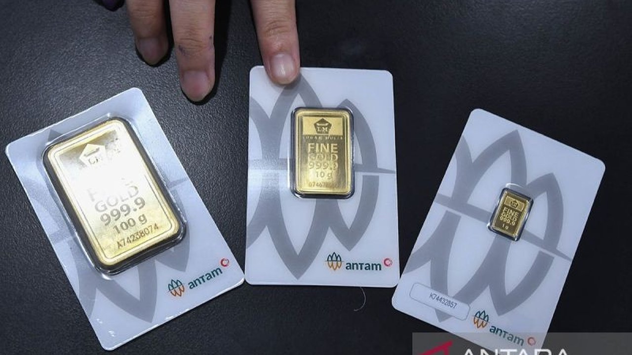 Ketahui mengapa harga emas Antam melonjak signifikan sebesar Rp17.000 per gram hari ini, Sabtu (23/8), mencapai Rp1.933.000. Simak detail lengkapnya dan potensi investasi emas Antam yang menarik perhatian publik.