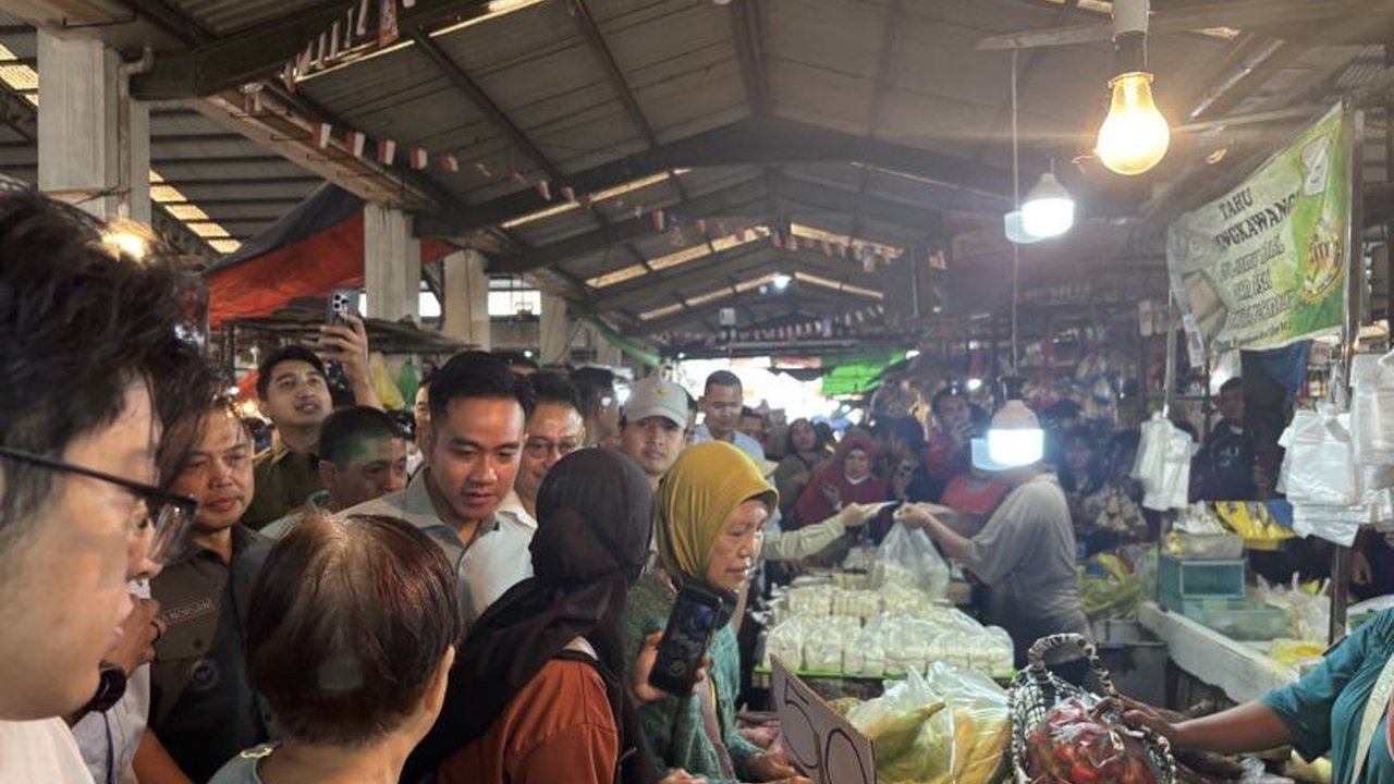 Wakil Presiden Gibran Blusukan Pontianak, menyambangi Pasar Flamboyan dan membeli komoditas lokal unik seperti sayur pakis. Apa saja yang diborong dan berapa harganya?