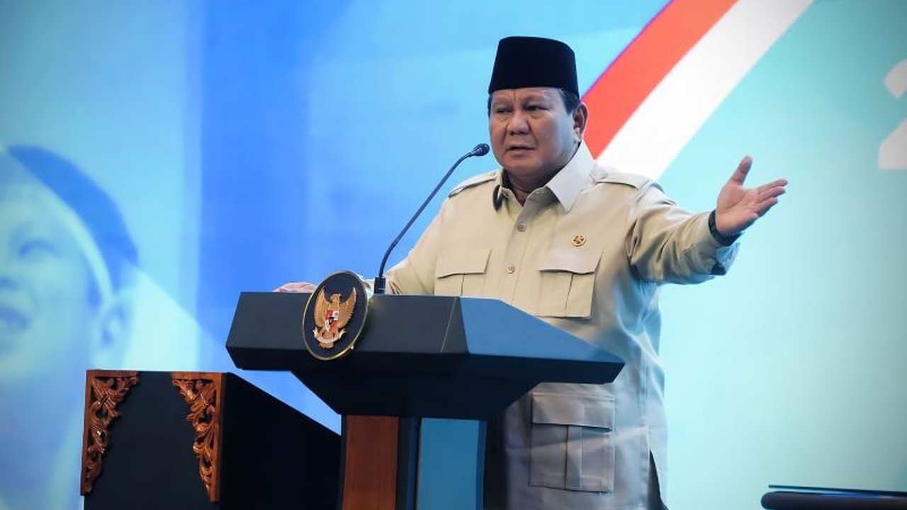 Presiden Prabowo Subianto tersentuh mendengar testimoni siswa Sekolah Rakyat, memberikan pesan motivasi agar tak rendah diri. Simak kisah haru dan harapan yang disampaikan Presiden.