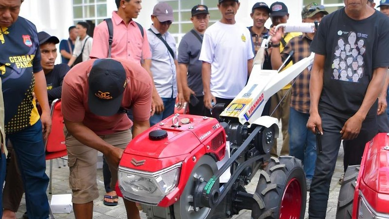 Dinas TPHP Kabupaten Banggai menyalurkan 103 unit hand tractor sebagai bagian dari program Bantuan Alsintan Banggai. Bagaimana langkah ini akan mengubah wajah pertanian lokal?
