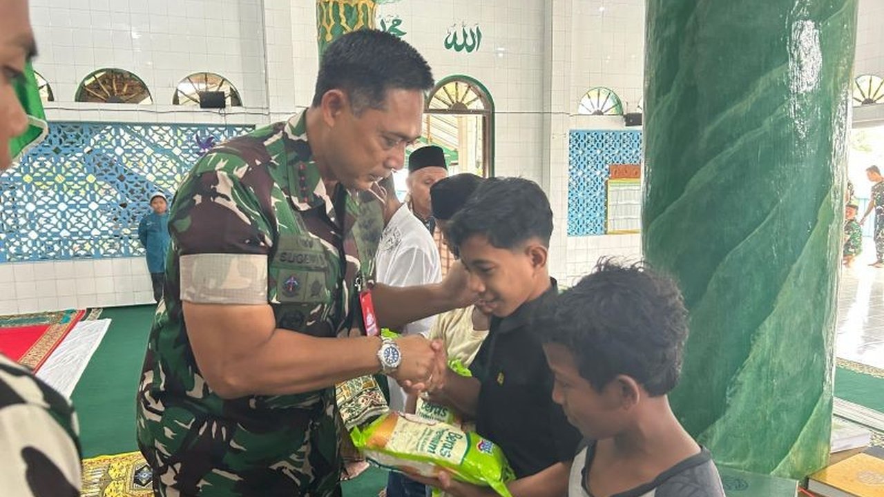Lanud Pattimura menyalurkan 250 paket bantuan beras kepada warga kurang mampu di Ambon. Cari tahu bagaimana bantuan beras Lanud Pattimura ini mempererat hubungan TNI AU dan masyarakat.