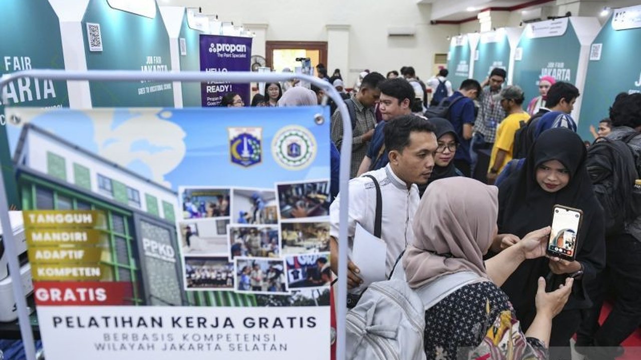 Kementerian Kependudukan dan Pembangunan Keluarga (Kemendukbangga) menyoroti fenomena pekerja usia produktif terjebak utang akibat beban tanggungan keluarga yang tinggi. Bagaimana solusinya?