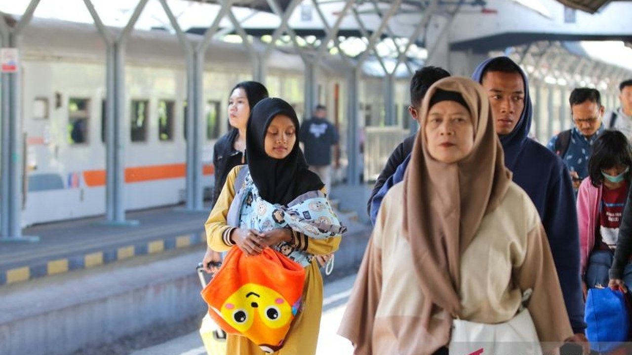 Pemerintah menegaskan fokus utamanya adalah peningkatan Konektivitas Nasional melalui transportasi multimodal, bukan wacana kompartemen rokok di kereta. Apa dampaknya bagi mobilitas Anda?