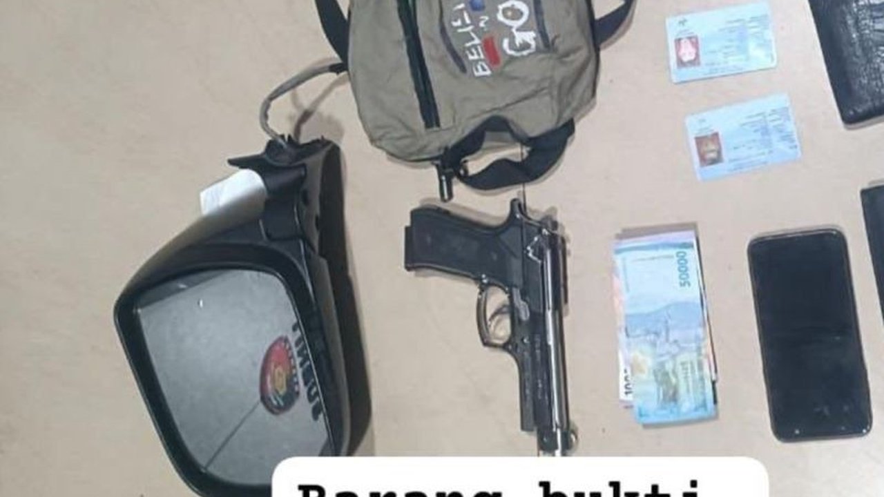 Dua pelaku pencurian dengan modus menakut-nakuti korban menggunakan pistol mainan berhasil ditangkap di kawasan PIK Penjaringan. Simak detail aksi dan penangkapan mereka!