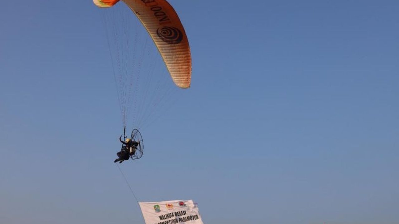 Kota Bekasi sukses menyelenggarakan Kompetisi Paramotor sebagai ajang pembinaan atlet dan persiapan menuju multi-event nasional. Siapkah Bekasi jadi pusat olahraga udara?