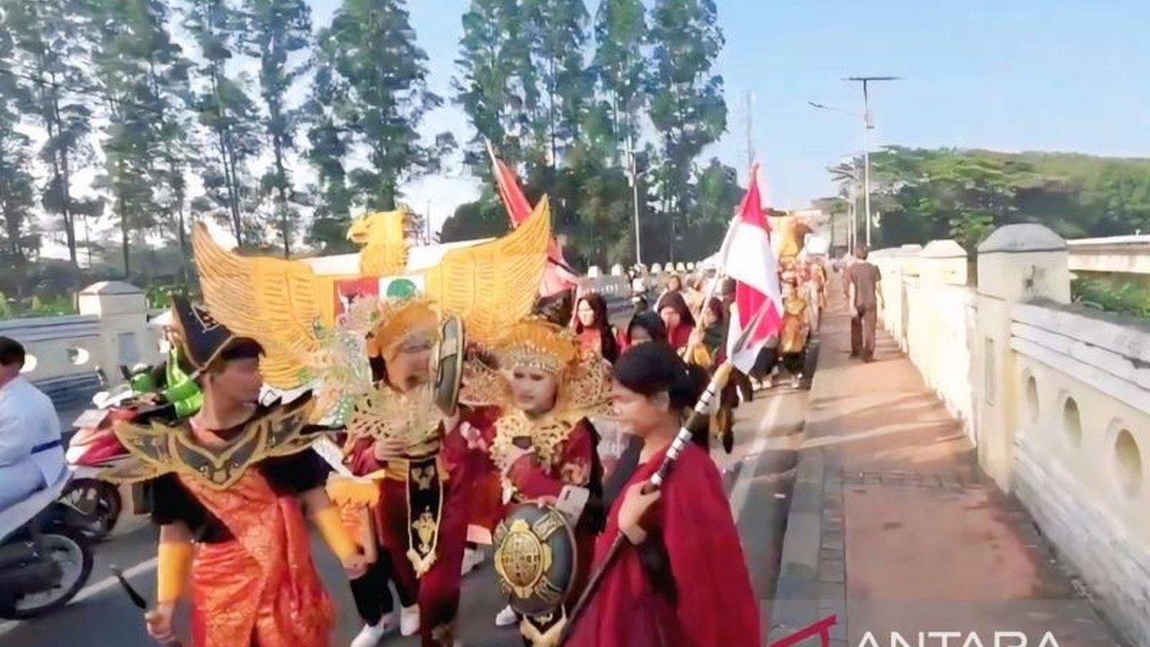 Ribuan pelajar BPS&K Jakarta meriahkan HUT ke-80 RI dengan Karnaval Budaya Nusantara, menampilkan ragam kekayaan adat dari seluruh penjuru Indonesia. Simak kemeriahannya!