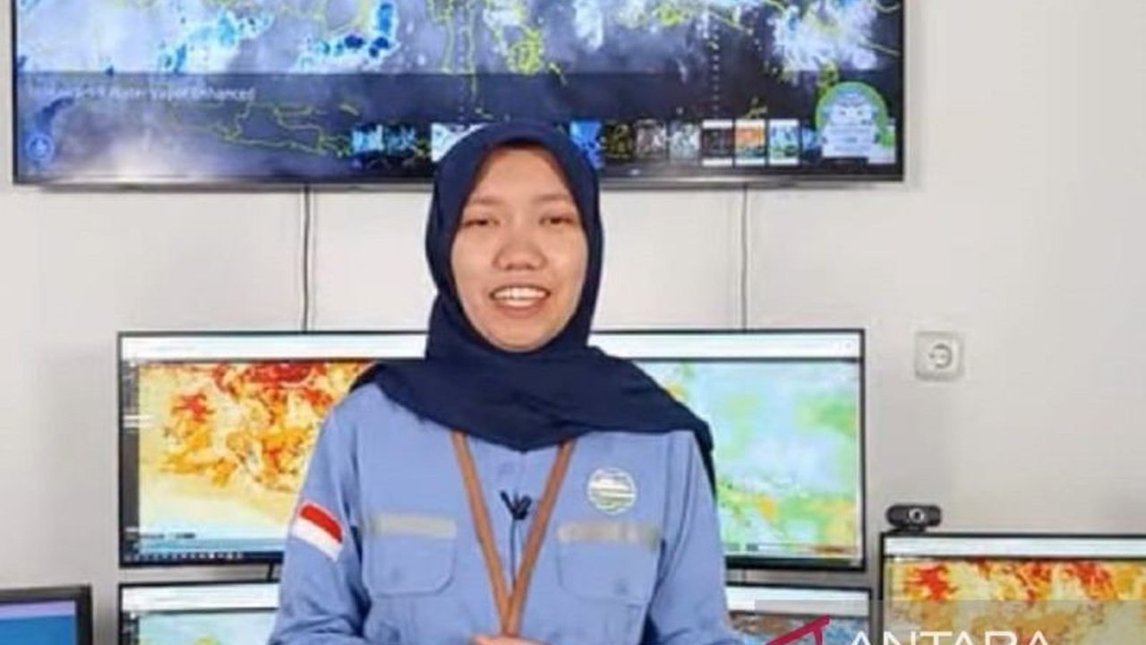 BMKG memprediksi potensi hujan ringan hingga sedang di sejumlah wilayah Sumatera Utara pada Minggu. Waspada bencana hidrometeorologi, simak detail prakiraan Hujan Sumut BMKG.