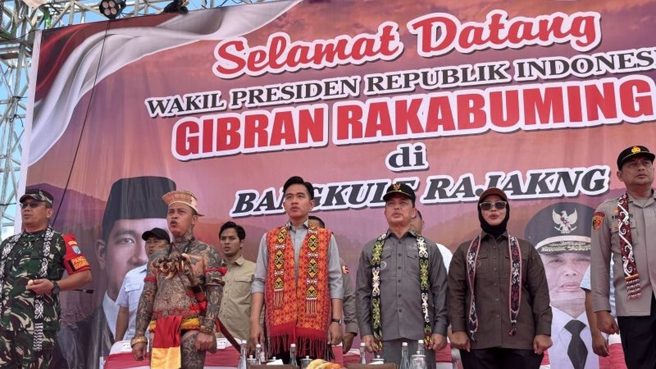 Wakil Presiden Gibran Rakabuming Raka bertemu Panglima Jilah di Mempawah, Kalimantan Barat, menampung aspirasi pembangunan rumah adat Dayak. Simak detail kunjungan bersejarah ini!