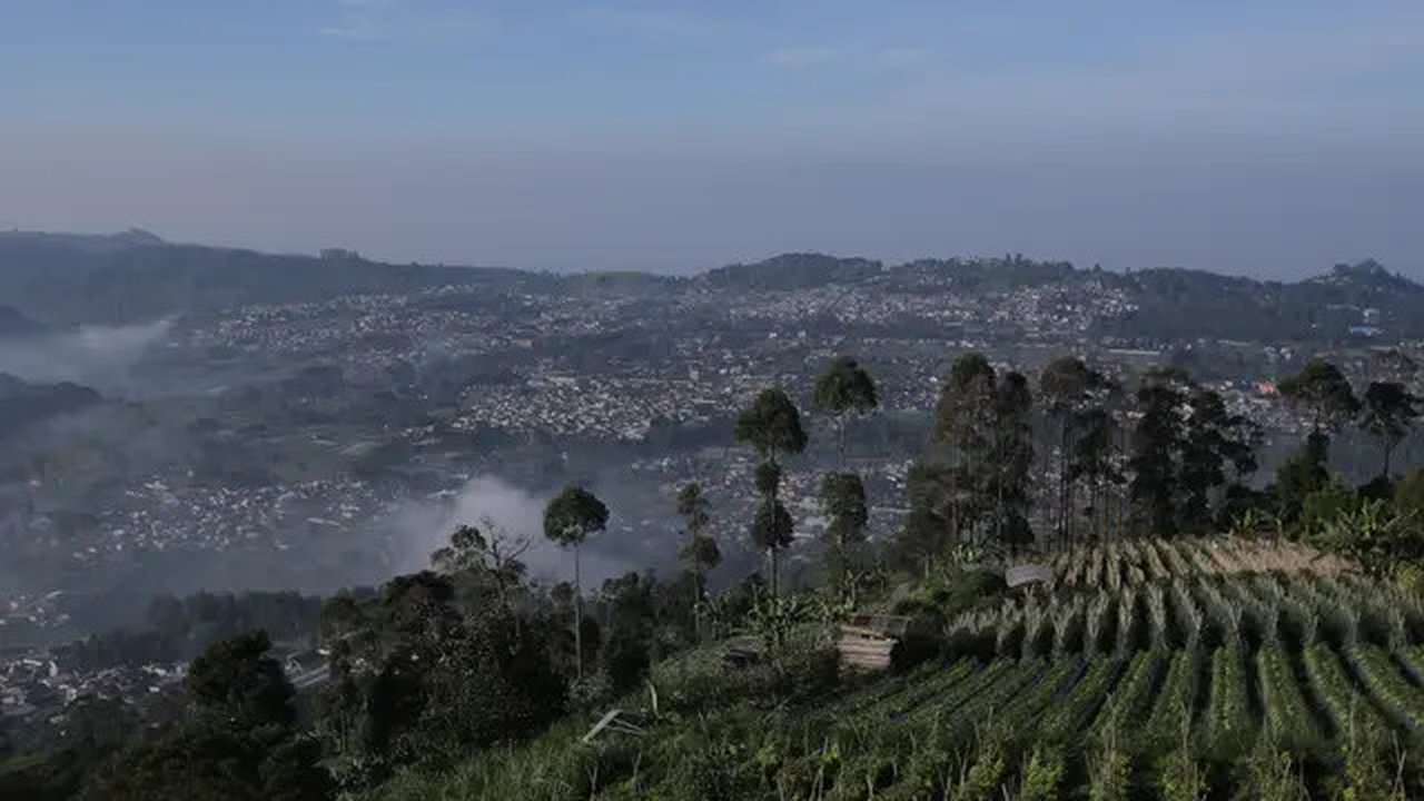 Secara morfologi Sesar Lembang membentuk perbukitan panjang sekitar 29 kilometer dan tampak jelas terlihat di Gunung Putri, Lembang, Kabupaten Bandung Barat (12/05/2023). (Liputan6.com/Gem