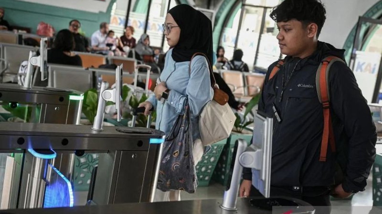Inovasi Face Recognition KAI di 22 stasiun tak hanya mempermudah boarding penumpang, tapi juga berhasil menghemat ratusan juta rupiah dan puluhan ribu rol kertas. Simak dampaknya!