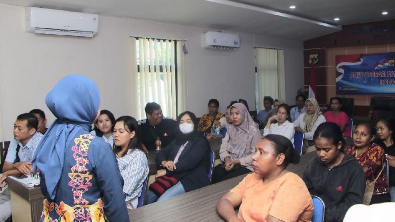 Yayasan Kemala Bhayangkari Papua menggelar pelatihan penting tentang keamanan pangan bagi karyawan dapur SPPG Gurabesi di Jayapura. Pahami mengapa standar keamanan pangan sangat krusial!
