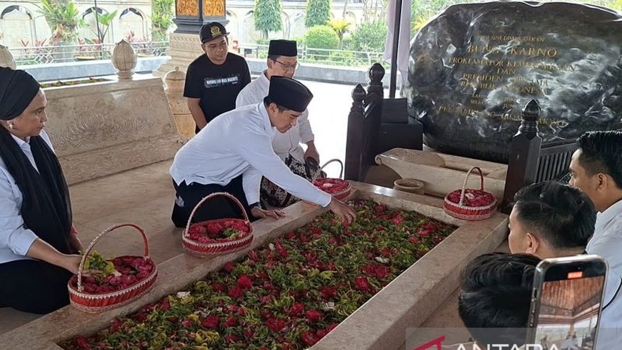 Ketua Umum PSI Kaesang Pangarep melakukan ziarah ke makam Proklamator RI Bung Karno. Mengapa Kaesang mengidolakan sosok Bung Karno dan apa makna di balik rangkaian ziarah ini?