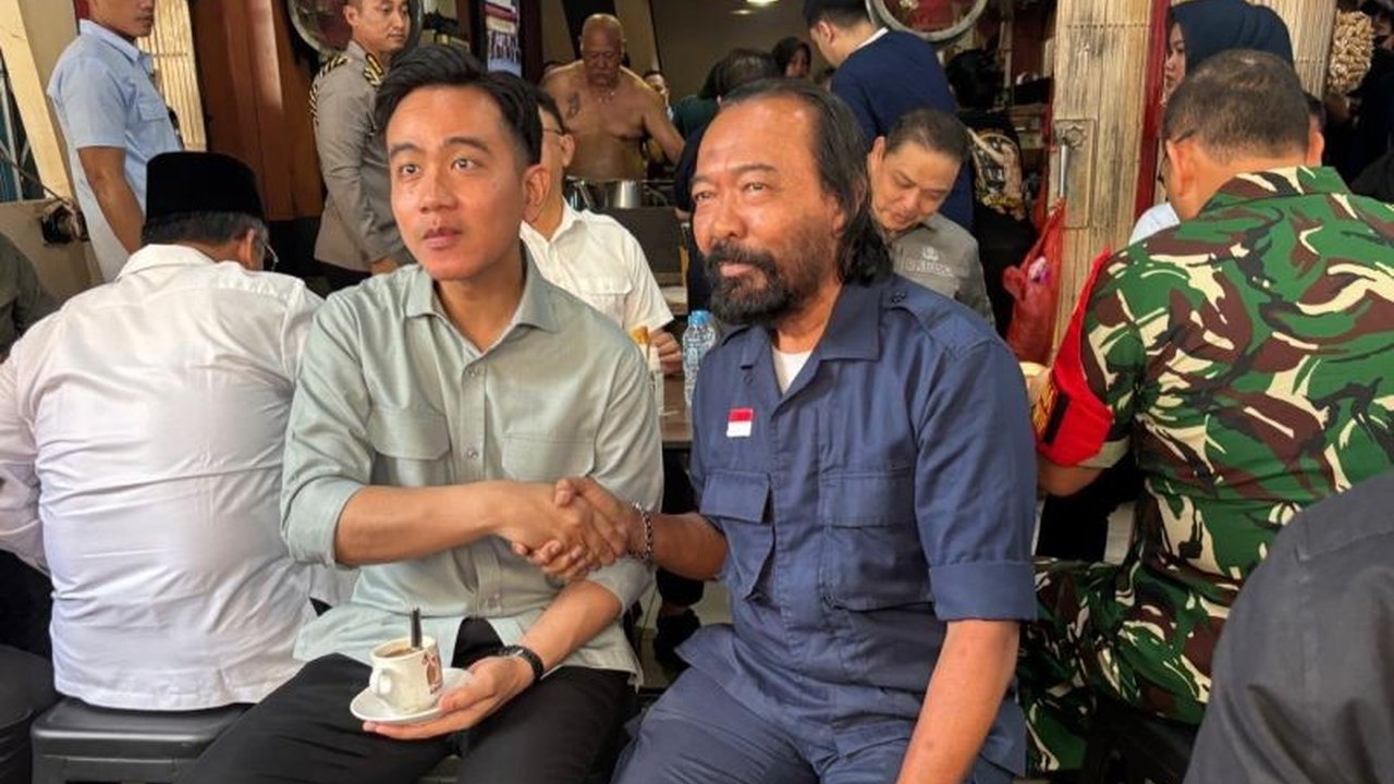 Wakil Presiden Gibran Rakabuming Raka alami momen tak terduga saat bertemu seorang pria mirip Ketua Umum NasDem Surya Paloh di Pontianak. Siapa sosok 'Surya Paloh' ini?