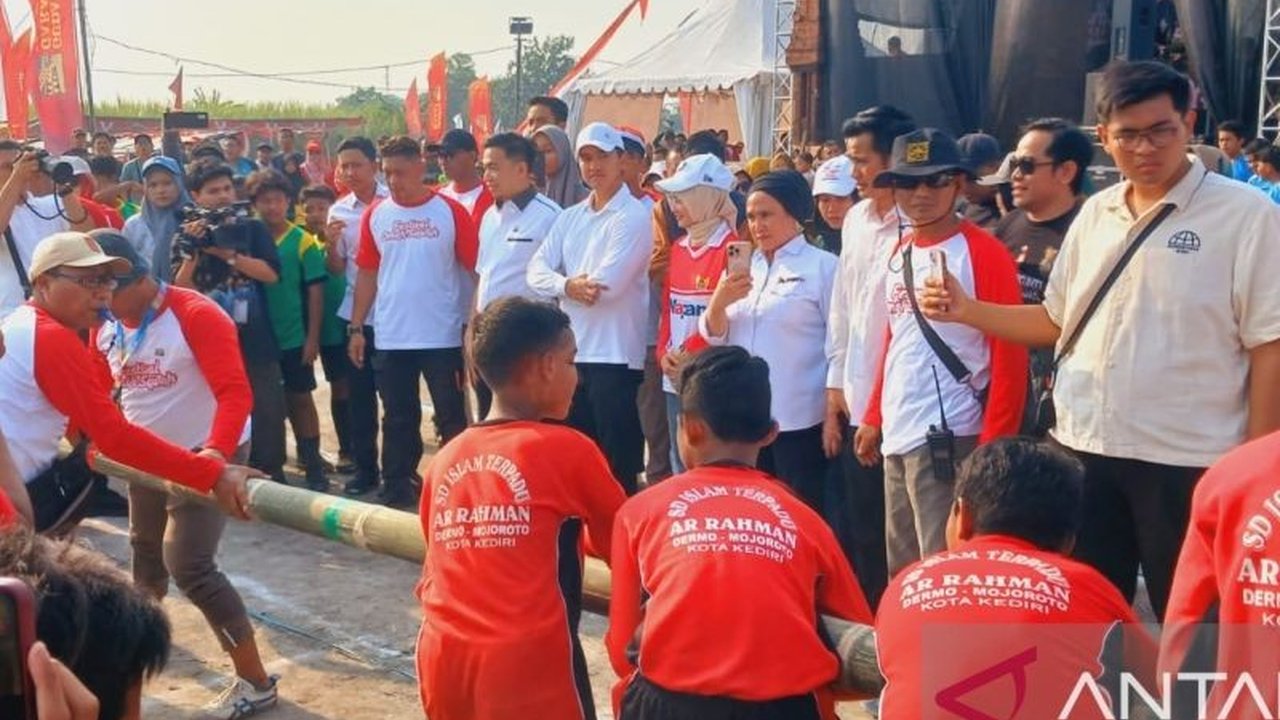 Kaesang Pangarep mengapresiasi Festival Omah Sawah Kediri 2025 yang melestarikan permainan tradisional. Ia berharap kegiatan ini terus berlanjut agar anak-anak mengenal budaya bangsa.