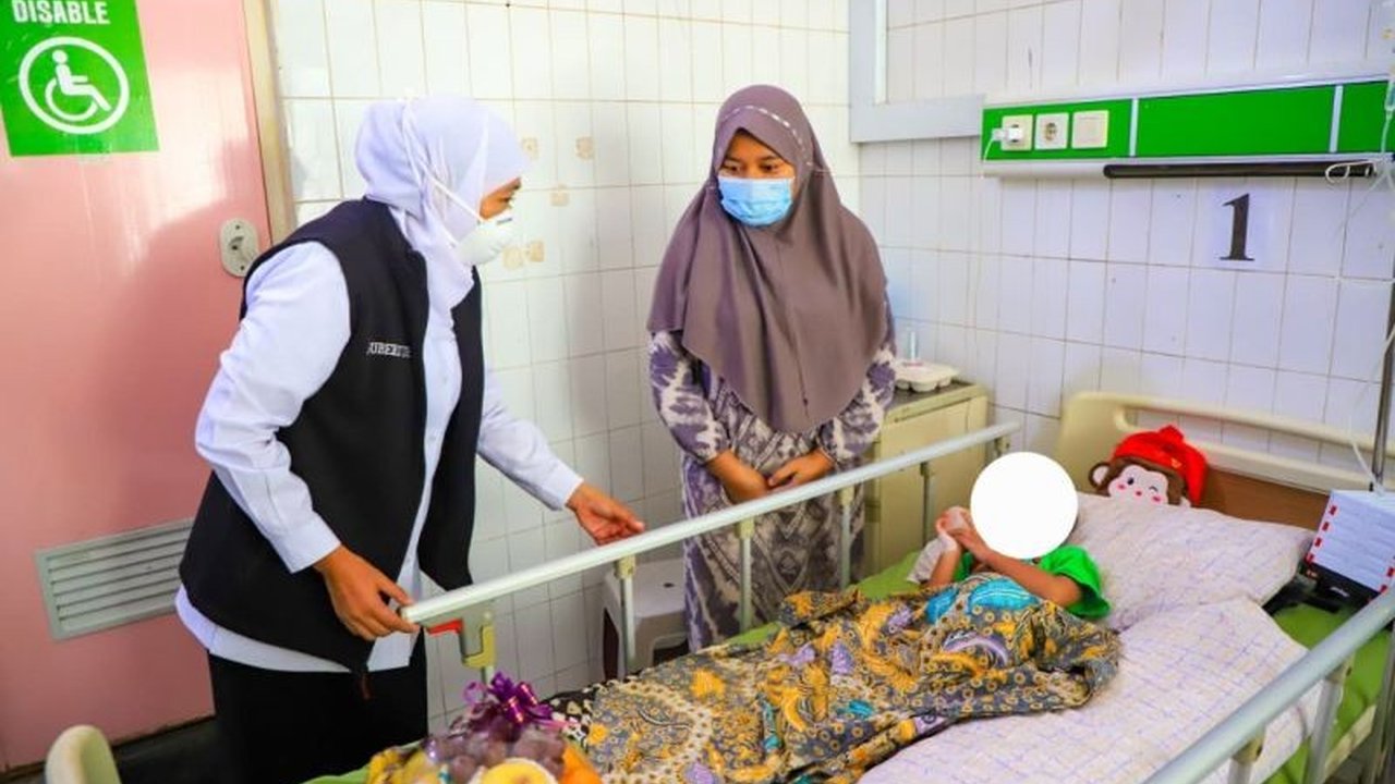 Gubernur Jatim Khofifah Indar Parawansa turun langsung tangani KLB Campak Sumenep yang menewaskan 17 anak. Bagaimana strategi penanganan terpadu dan vaksinasi massal yang akan dilakukan?