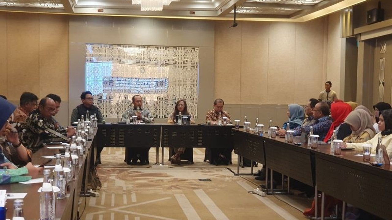 Kemenko Polkam serius tingkatkan Perlindungan Anak di Ruang Digital dengan PP TUNAS. Regulasi baru ini jadi harapan cegah cyberbullying dan lindungi data pribadi anak. Simak detailnya!