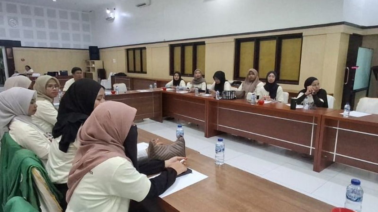 Jurnalis Wanita Indonesia (JUWITA) dan DSLNG berkolaborasi menggelar pelatihan KBGO, langkah krusial perkuat perlindungan jurnalis perempuan di Palu. Simak detailnya!
