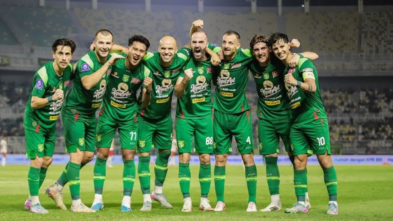 Persebaya bungkam Bali United dengan skor telak 5-2 di GBT, mengamankan posisi ketiga klasemen sementara BRI Super League. Penasaran bagaimana Bajol Ijo mendominasi laga ini?