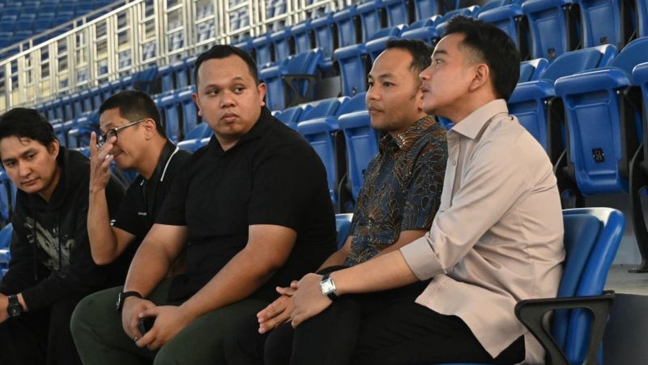 Wakil Presiden Gibran Rakabuming Raka mendesak percepatan Renovasi GOR Manahan Solo agar siap jadi tuan rumah event olahraga besar. Apa saja catatan Gibran?