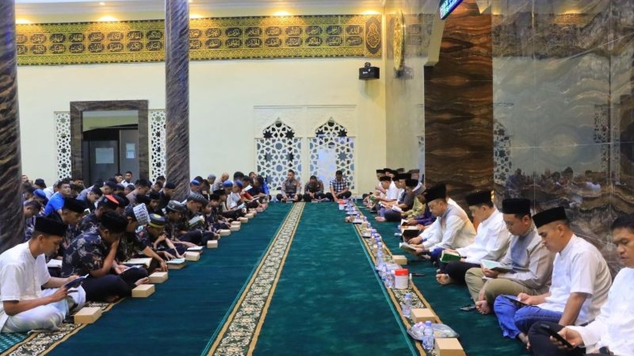 Kapolda Gorontalo Irjen Widodo memulai pengabdiannya di Bumi Serambi Madinah dengan menyantuni anak yatim. Apa makna di balik langkah humanis ini dan bagaimana dampaknya bagi kepolisian?