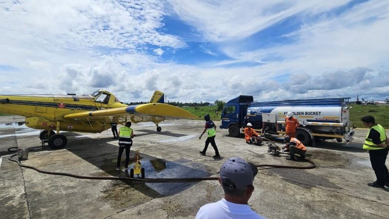 Pemprov Papua Tengah datangkan 4.000 liter BBM via udara ke Paniai dan Deiyai. Upaya ini jamin pasokan listrik stabil setelah longsor. Bagaimana strategi unik pasokan BBM Papua Tengah ini berjalan?