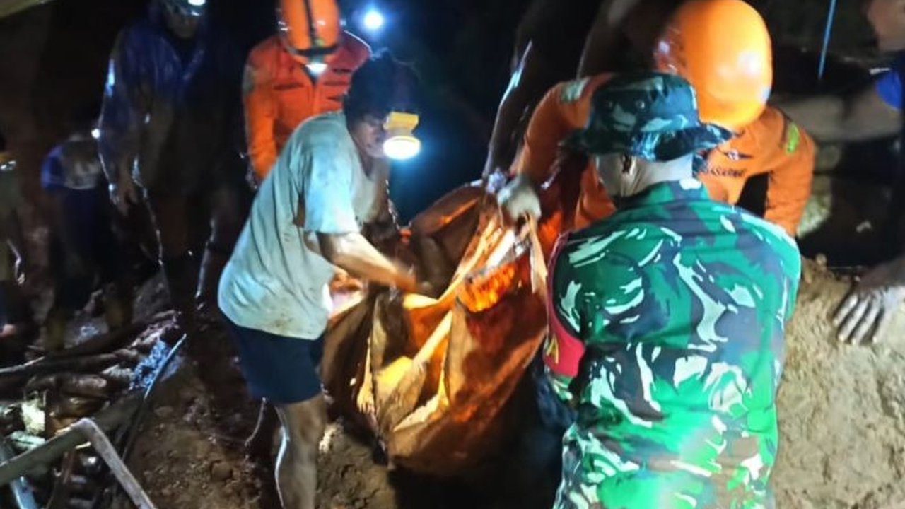 Dua penambang emas Sangihe ditemukan meninggal dunia setelah tertimbun longsor di lokasi tambang tradisional. Simak detik-detik evakuasi dramatis tim SAR gabungan.