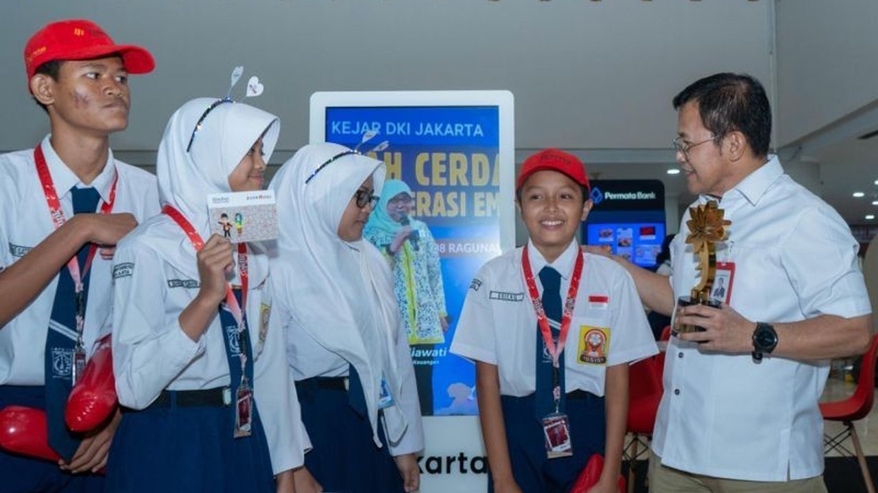 Bank Jakarta berhasil meraih KEJAR Award 2025 dari OJK berkat portofolio tabungan pelajar mencapai Rp1,7 triliun. Simak bagaimana Bank Jakarta mendorong inklusi keuangan dan literasi digital.