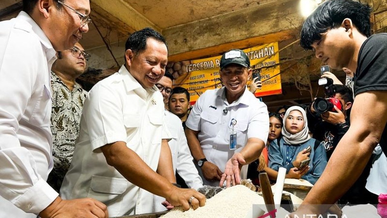 Meskipun cadangan beras nasional melimpah, harga tetap tinggi. Artikel ini mengupas urgensi perbaikan Tata Kelola Beras Nasional untuk stabilitas pasokan dan harga.
