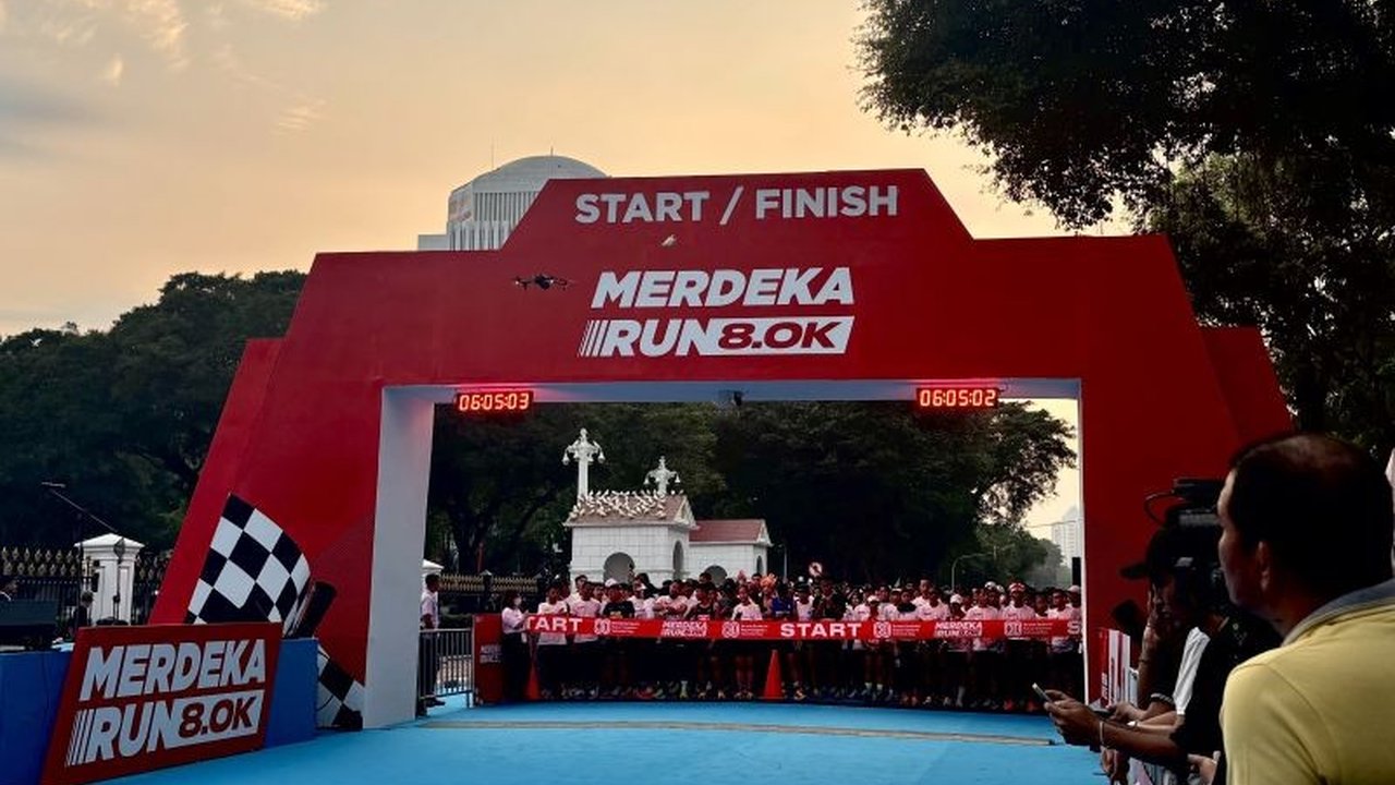 Merdeka Run 8.0 K, lomba lari gratis penutup rangkaian HUT Ke-80 RI, sukses digelar di Istana Merdeka. Ribuan pelari antusias, siap tahu kategori uniknya?