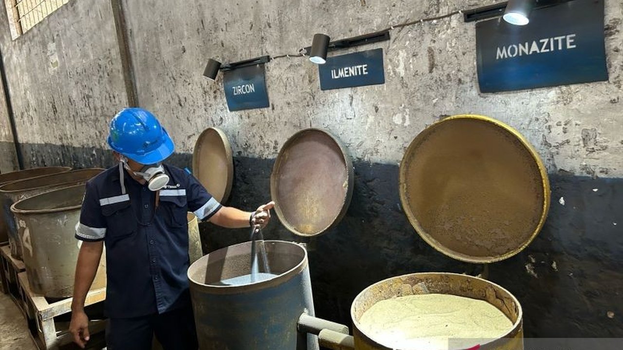 PT Timah (Persero) Tbk berencana mengoptimalkan produksi Logam Tanah Jarang (LTJ) dari mineral ikutan timah. Simak potensi besar Indonesia dalam industri strategis ini.