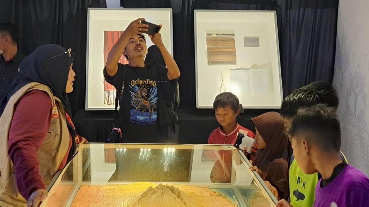 Pengunjung Rinjani Color Run III antusias mempelajari artefak Letusan Gunung Samalas yang mengubah iklim dunia, diselenggarakan Museum NTB untuk mendekatkan sejarah kepada masyarakat.