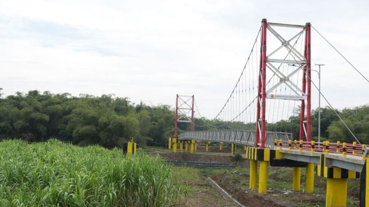 Jembatan Gantung Babakan Losari Lor kini resmi beroperasi, memangkas jarak tempuh warga hingga 15 kilometer. Temukan bagaimana infrastruktur kerakyatan ini mengubah kehidupan masyarakat di perbatasan Jawa Barat dan Jawa Tengah, serta dampaknya pada ekonom