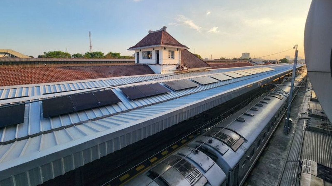 PT KAI serius berinvestasi pada KAI Energi Surya, berhasil menghemat Rp2,5 miliar per tahun dan mengurangi emisi karbon signifikan. Bagaimana strategi keberlanjutan ini diimplementasikan?