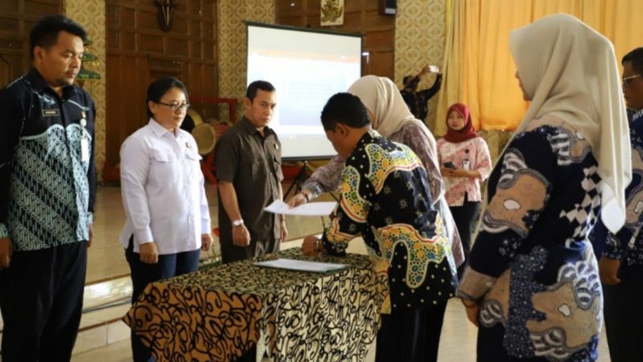 Pemerintah Kabupaten Bantul dan Kejaksaan Negeri Bantul menandatangani Pakta Integritas Antikorupsi, sebuah langkah strategis untuk memperkuat akuntabilitas dan mencegah penyimpangan di tingkat kelurahan. Simak detail komitmennya!