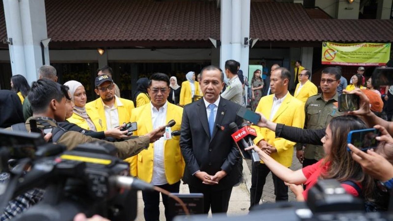 Ratusan peserta Ekspedisi Patriot UI dilepas Menteri Transmigrasi untuk menjelajahi 37 kawasan transmigrasi. Apa makna di balik perjalanan ini bagi masa depan Indonesia?