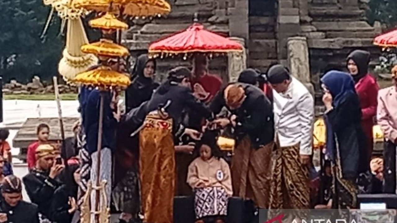 Menteri AHY saksikan langsung Tradisi Ruwatan Rambut Gimbal Dieng yang sakral. Ritual unik ini tak hanya budaya, tapi juga simbol harapan. Penasaran syarat anak gimbal dicukur?
