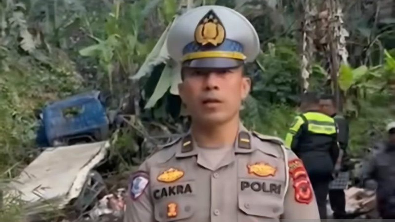 Polres Cianjur gencar menambah rambu peringatan di titik rawan kecelakaan seperti Puncak dan Gekbrong. Langkah ini diambil untuk menekan angka insiden dan meningkatkan kewaspadaan pengendara. Bagaimana detailnya?