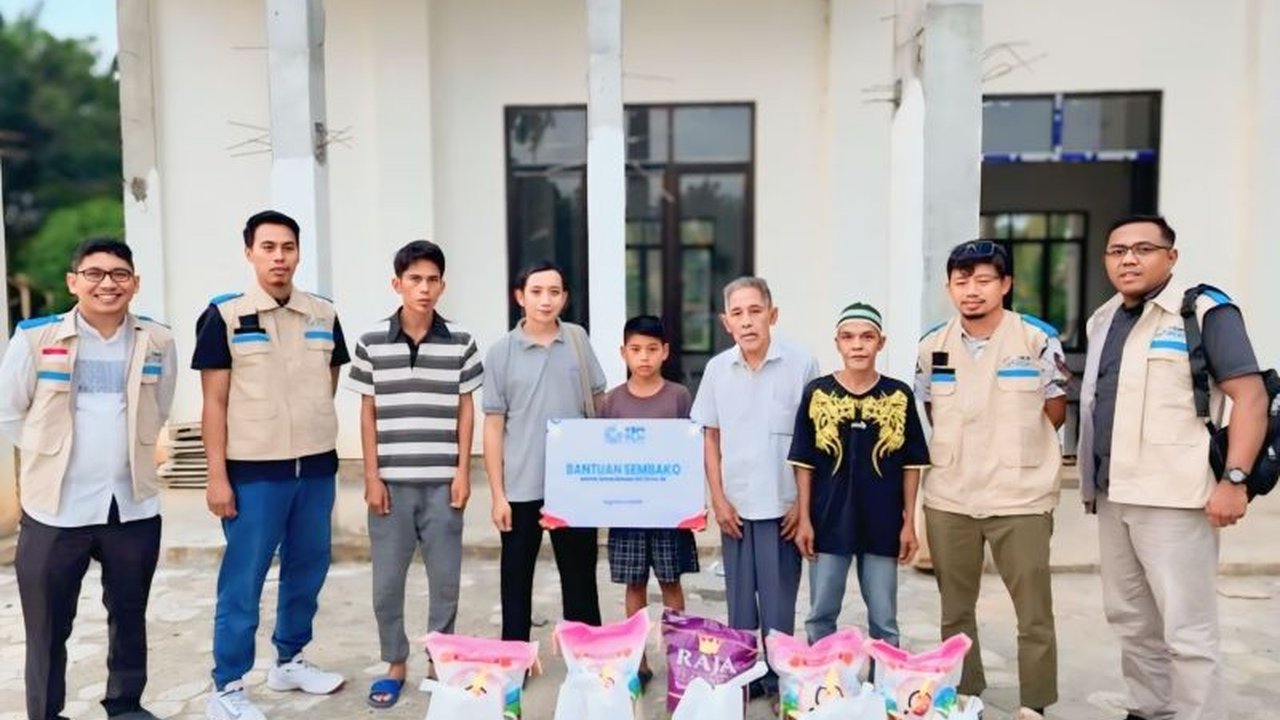 PLN Baturaja salurkan bantuan sembako dari dana YBM PLN kepada kaum dhuafa dan wanita tangguh di OKU. Simak bagaimana kepedulian ini meringankan beban masyarakat jelang HUT RI ke-80.