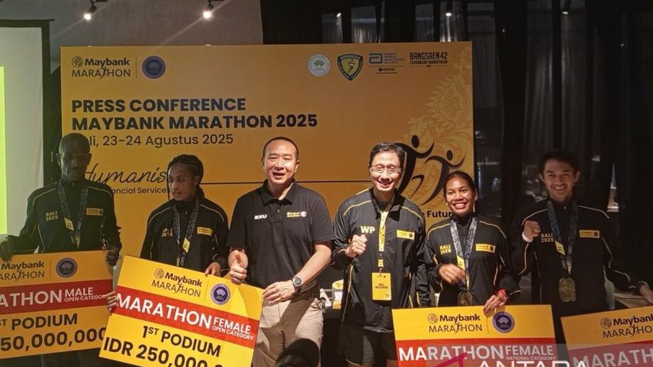 Robi Syianturi dan Odekta Naibaho berhasil pecahkan rekor Maybank Marathon 2025 di Bali. Simak detail pencapaian luar biasa pelari nasional ini!